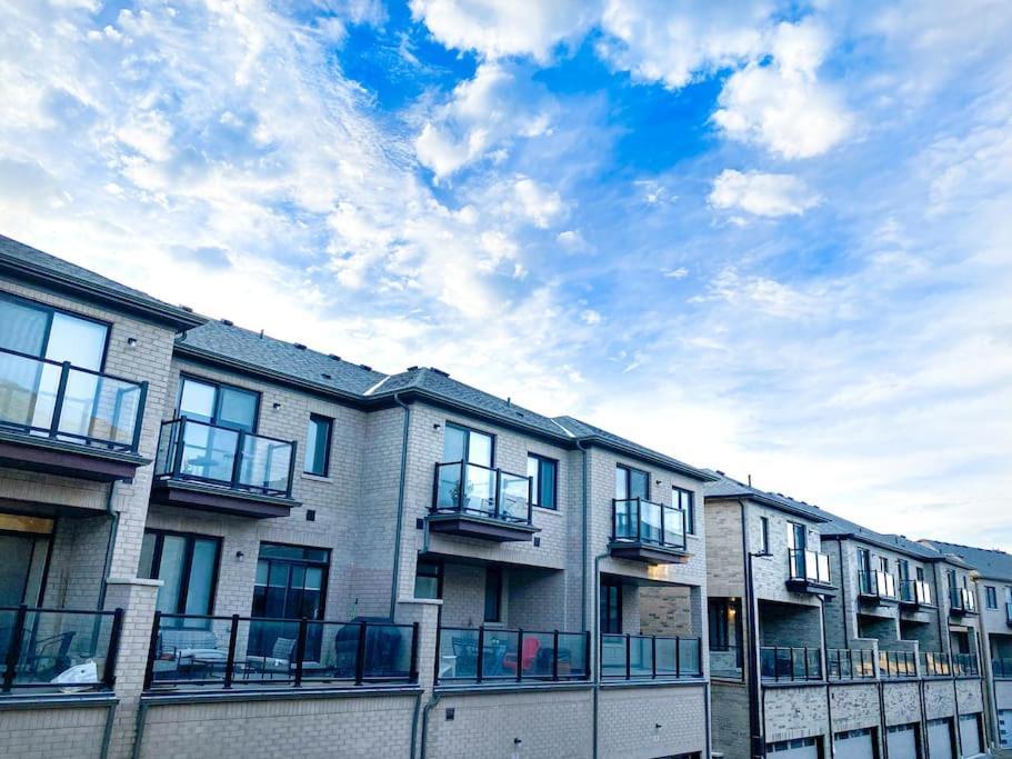 Elegant Rooms In Shared Townhouse Next To Beach Whitby Exterior foto