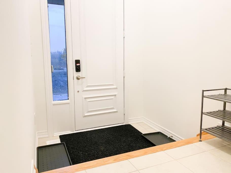 Elegant Rooms In Shared Townhouse Next To Beach Whitby Exterior foto